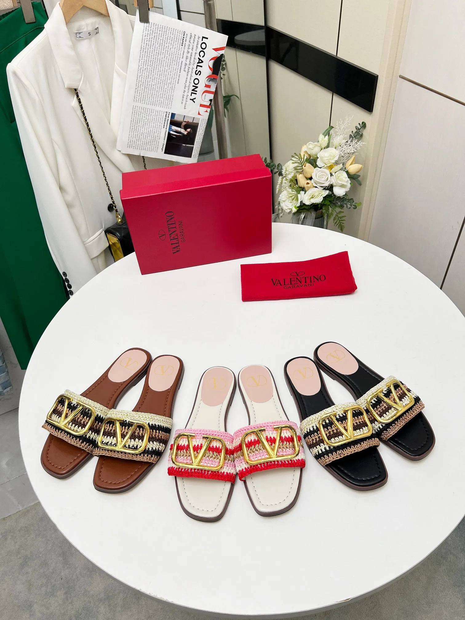 👟👟Ex-factory price 440👟👟 Genuine leather sole +30 🆕 Valentino👑👑 Latest series with perfect hand-woven details. A very eye-catching catwalk series launched [strong][strong] Code number: 35 to 43 (genuine leather sole +30)